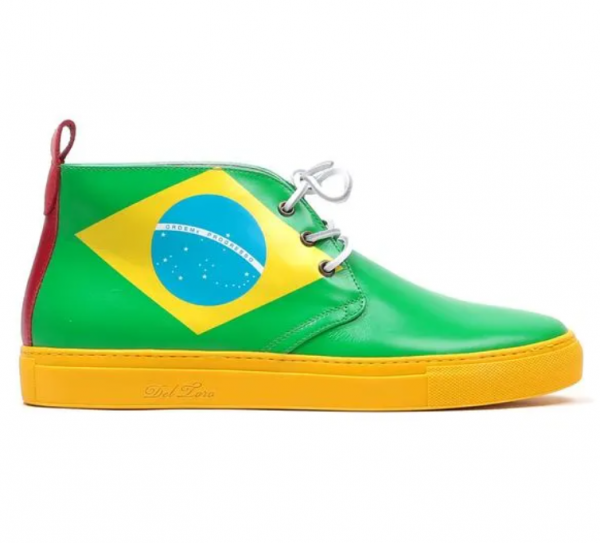 Sepatu dengan motif bendera negara yang menarik